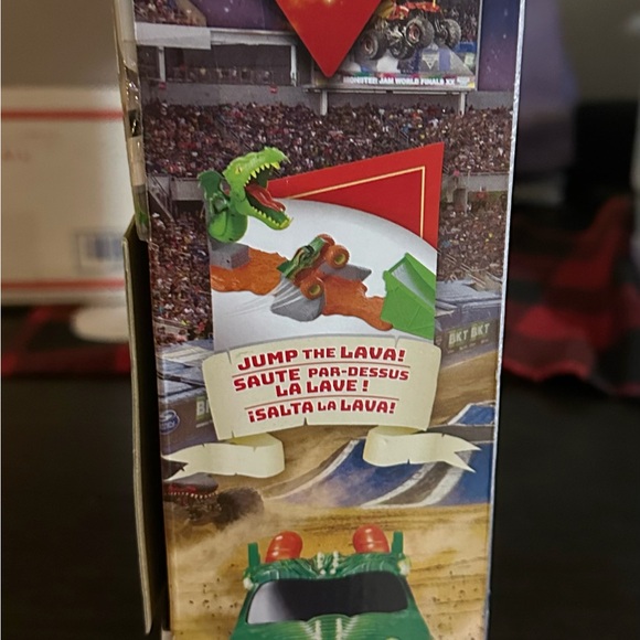 Monster Jam, Dueling Dragon Playset with Exclusive Dragon Monster Truck - Picture 4 of 7